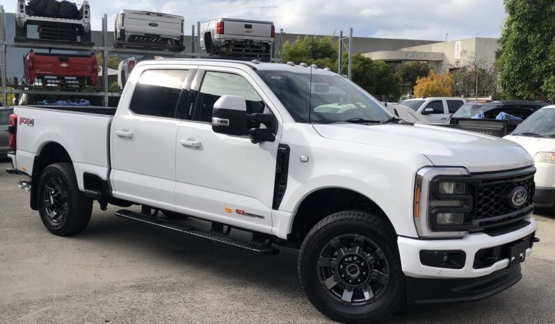 
								2023 Ford F-350 Super Duty Lariat Crew Cab Diesel full									