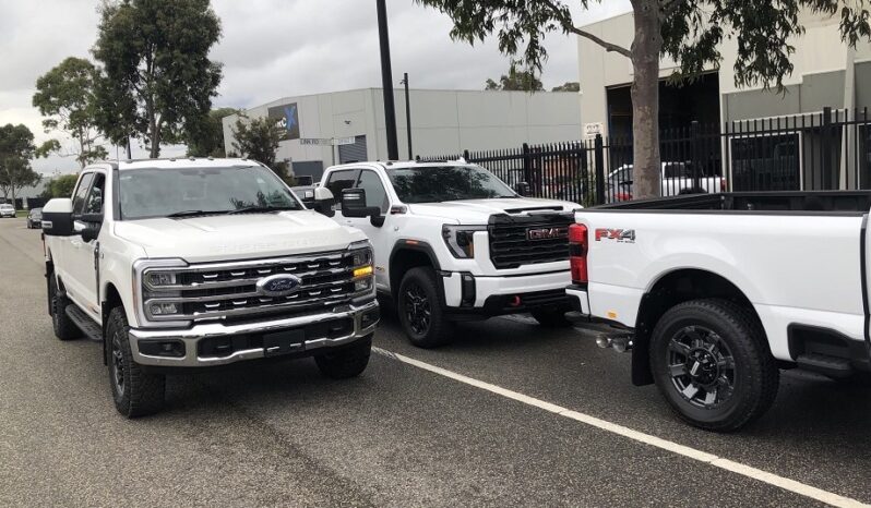 
								2023 Ford F-350 Super Duty Lariat Crew Cab Diesel full									