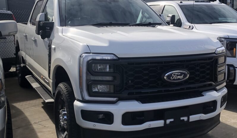 
								2023 Ford F-250 Super Duty Lariat Crew Cab Diesel full									