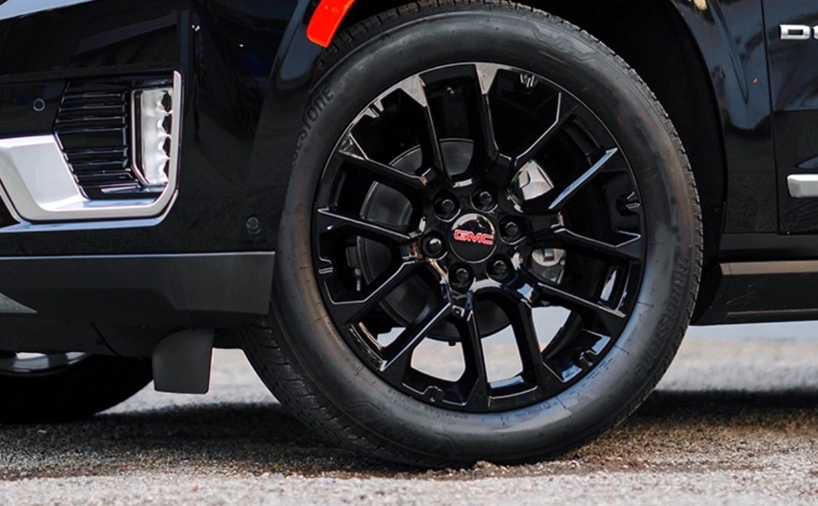 2024-gmc-yukon-denali-xl-reserve-exterior-black-rims