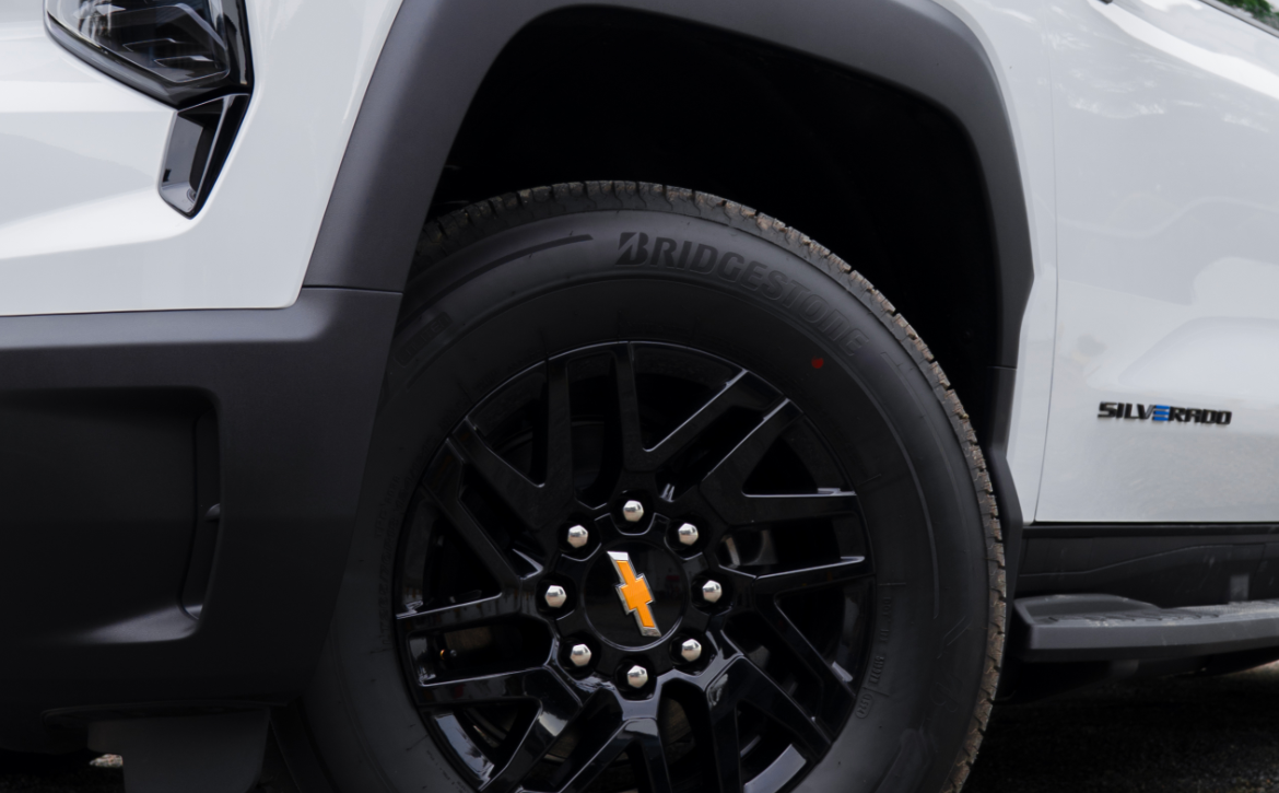 Chevrolet Silverado EV 4WT in Summit White Wheel Side