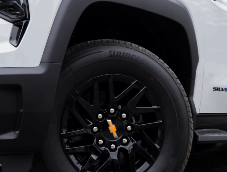 Chevrolet Silverado EV 4WT in Summit White Wheel Side