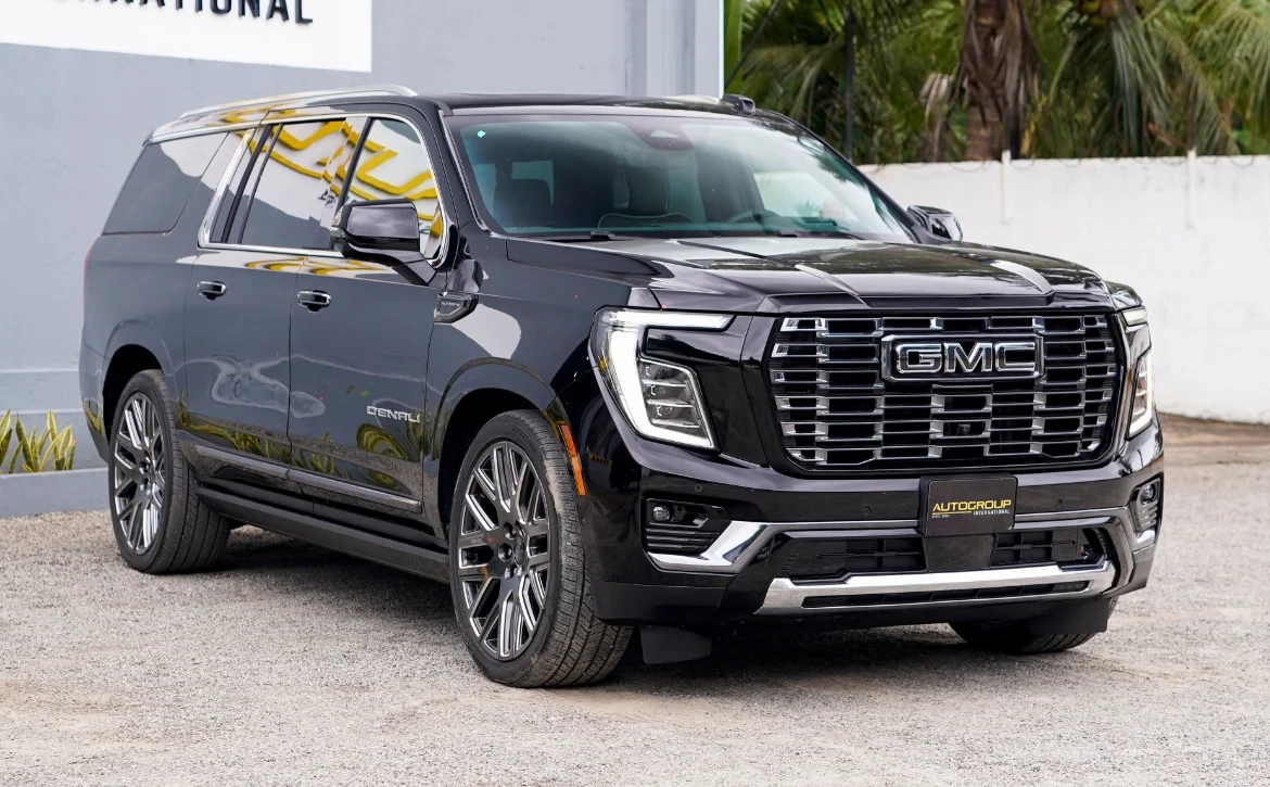 2025 GMC Yukon Denali Ultimate Front Qtr panel
