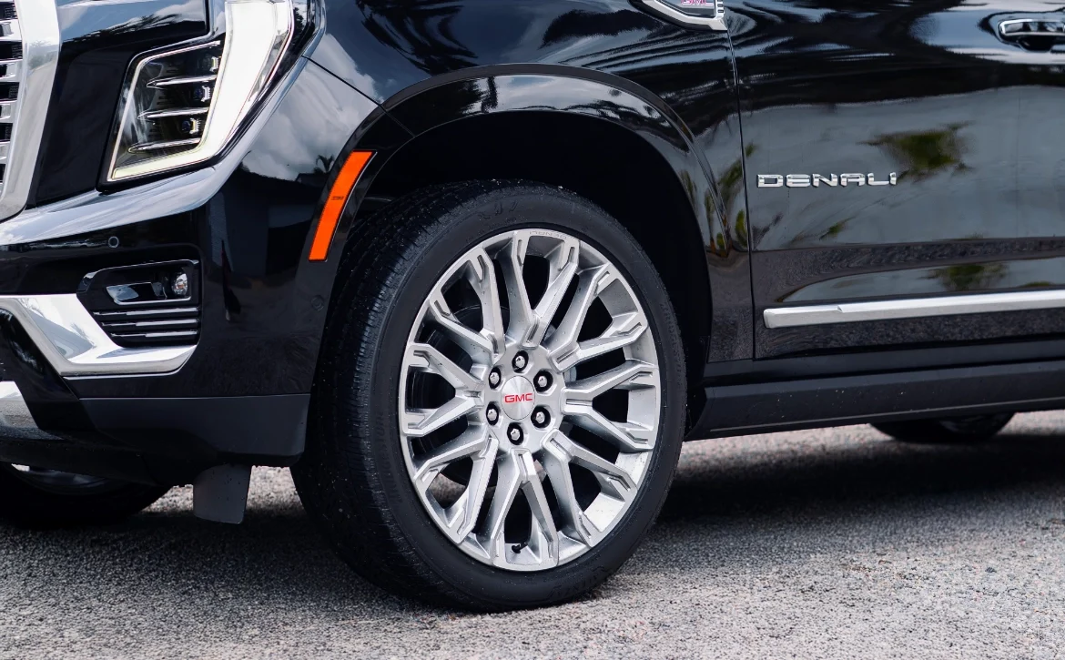 2025 GMC Yukon XL Denali Reserve in Void Black 24inch Painted Peral Wheels