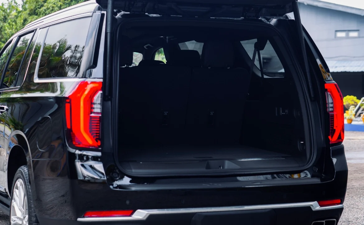 2025 GMC Yukon XL Denali Reserve in Void Black tailgate open
